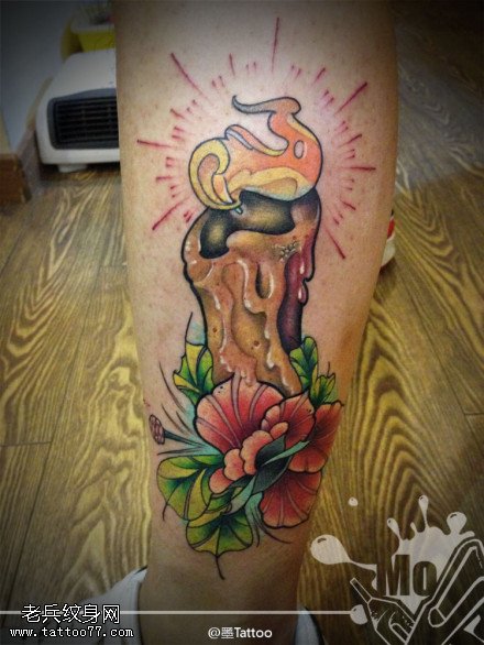 腿部彩色玫瑰花蜡烛纹身图案