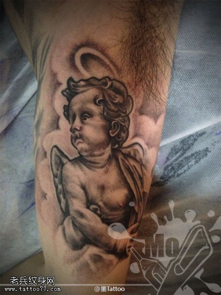 手臂黑灰素描小天使纹身图案