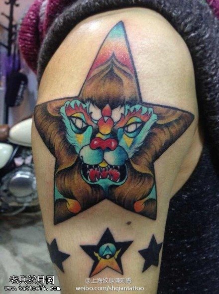 手臂彩色五角星孙悟空纹身图案