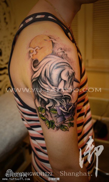 手臂彩色玫瑰花独角兽纹身图案