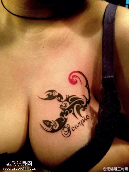 女性胸部图腾蝎子纹身图案