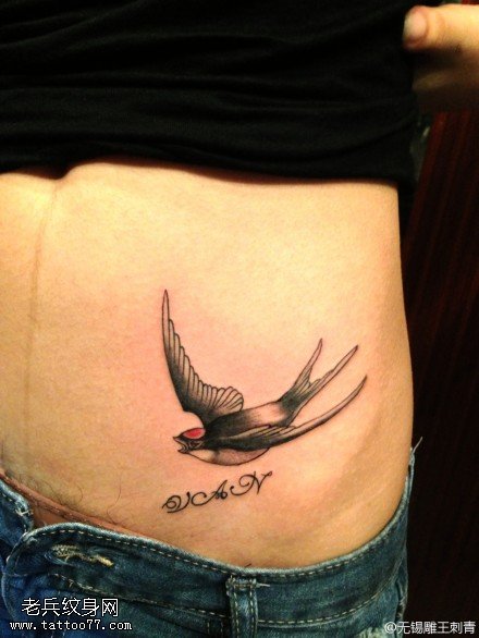 腹部燕子字母纹身图案