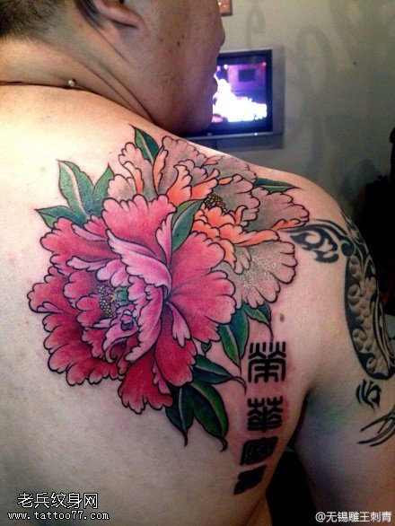 背部彩色牡丹纹身图案