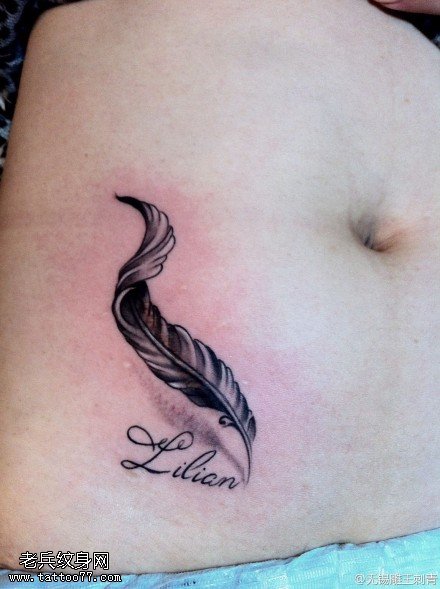 女性腹部羽毛纹身图案