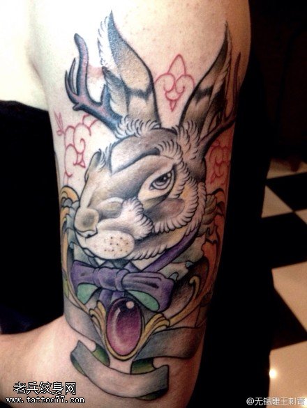 手臂彩色个性兔子纹身图案