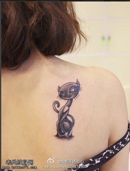 女性背部猫咪纹身图案