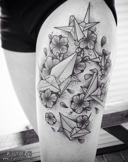 女性腿部千纸鹤花纹身图案