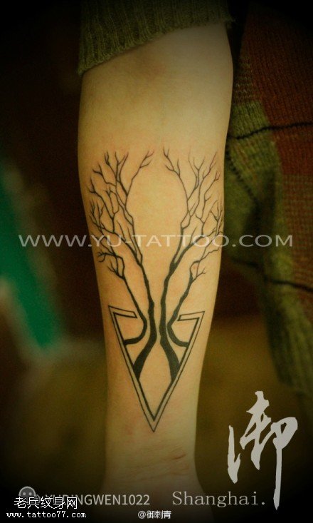 手臂个性线条树纹身图案