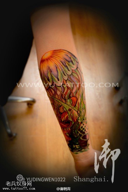 手臂彩色水母纹身图案