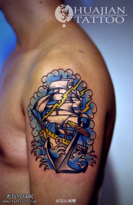 手臂彩色船锚帆船纹身图案