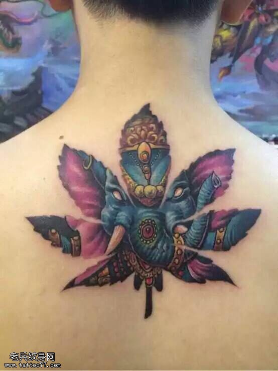 背部彩色大麻叶象神纹身图案