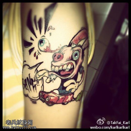 手臂彩色邪恶卡通兔子纹身图案