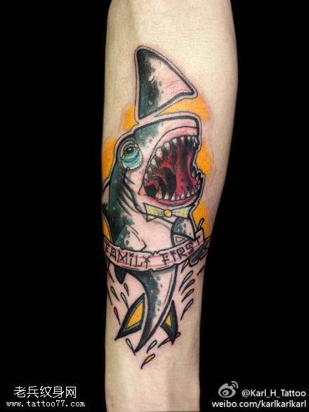 手臂彩色school风格鲨鱼纹身图案