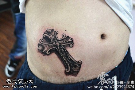 腹部立体浮雕十字架纹身图案