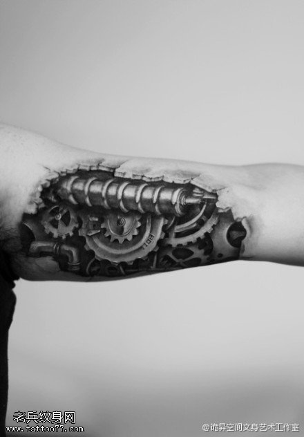 手臂内侧个性黑灰机械纹身图案