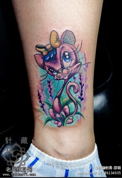 女性腿部彩色卡通猫咪纹身图案