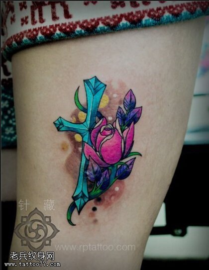 女性腿部玫瑰十字架纹身图案