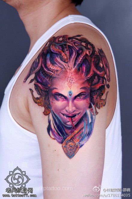 手臂彩色个性美杜莎纹身图案