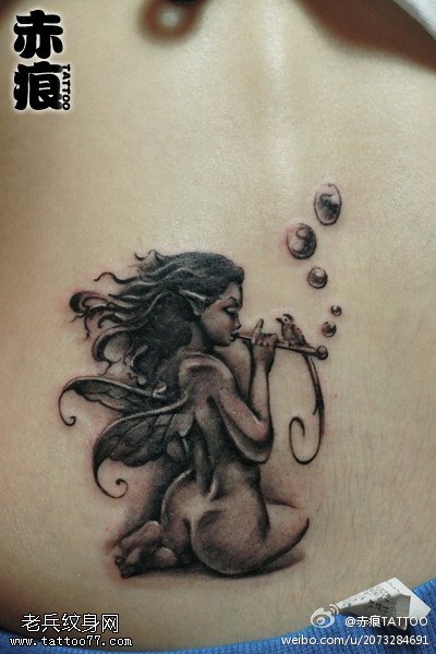 背部玩泡泡的小精灵纹身图案