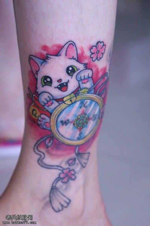 女性腿部彩色招财猫指南针纹身图案