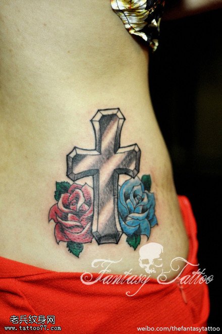 女性后腰十字架玫瑰花纹身图案