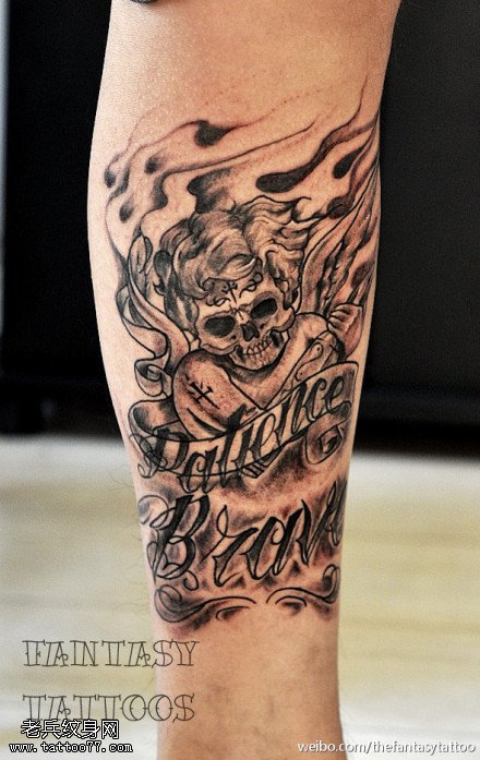 腿部黑灰骷髅字母纹身图案