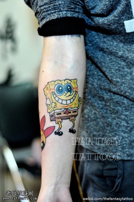 手臂彩色卡通海绵宝宝纹身图案