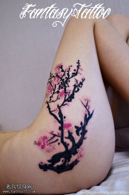女性腿部性感梅花纹身图案