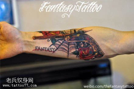 手臂彩色手枪玫瑰花蜘蛛网纹身图案