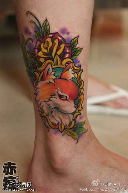 腿部彩色狐狸玫瑰花纹身图案