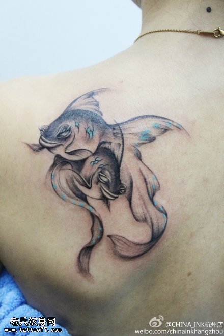 女性肩背风格金鱼纹身图案