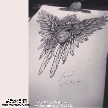 个性黑灰素描心脏翅膀纹身图案