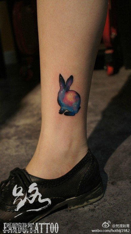 腿部彩色星空卡通兔子纹身图案