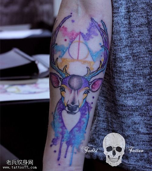 手臂彩色泼墨星空羚羊纹身图案