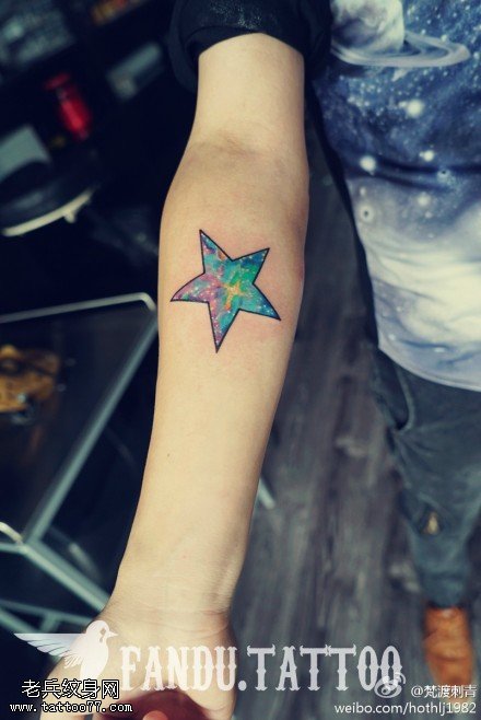 手臂星空五角星纹身图案