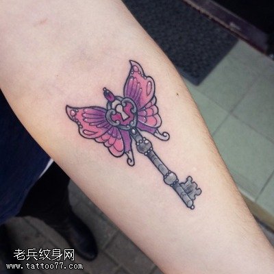 女性手臂彩色蝴蝶钥匙纹身图片