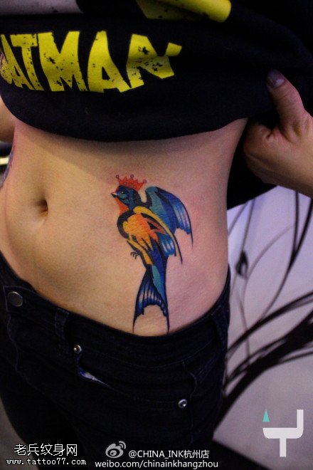 腹部彩色个性燕子纹身图案
