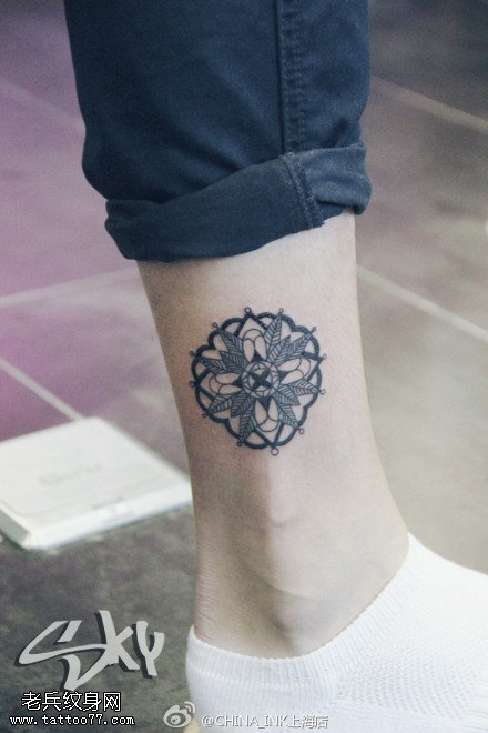 腿部梵花纹身图案