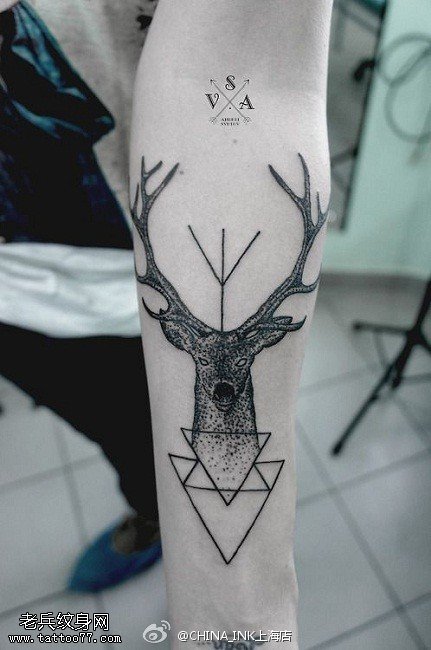 手臂点刺羚羊纹身图案