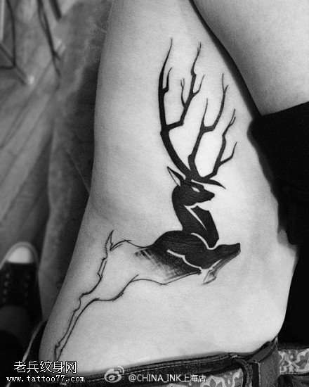 侧腰羚羊纹身图案