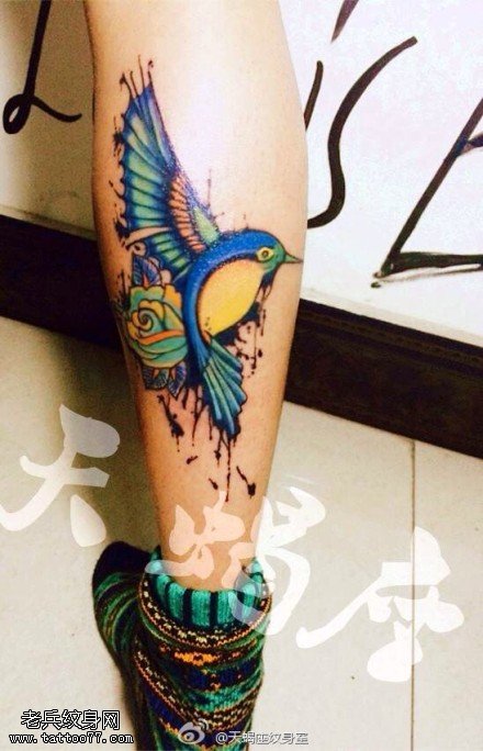 腿部泼墨玫瑰蜂鸟纹身图案