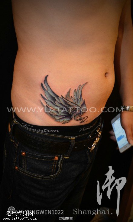 腹部彩色翅膀纹身图案