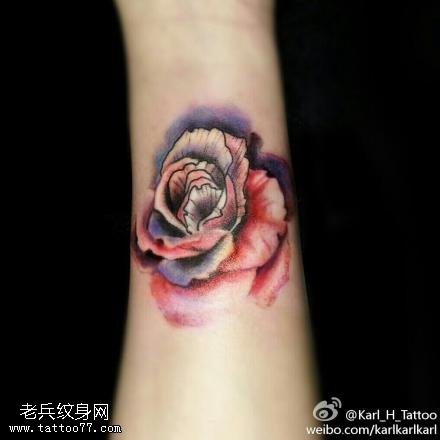 手臂彩色玫瑰花纹身图案