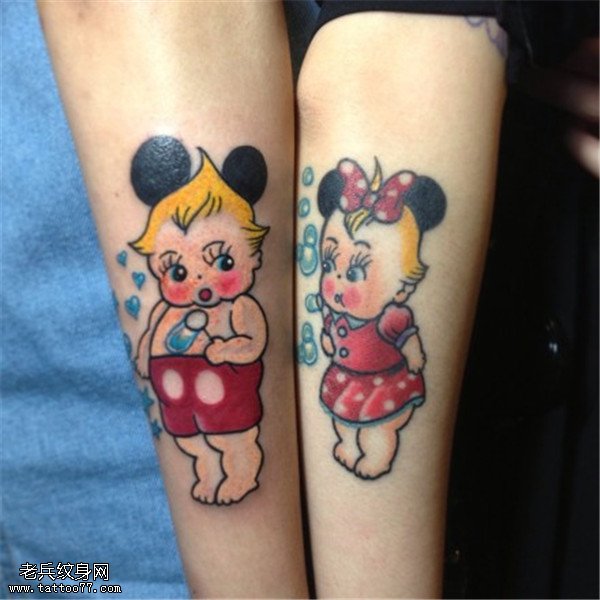 手臂彩色卡通纹身图案