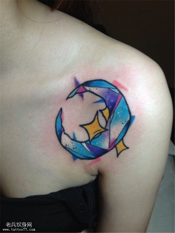 肩部彩色月亮纹身图案