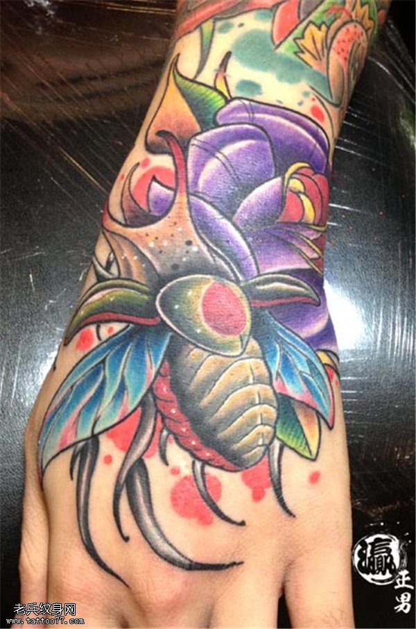 手背彩色昆虫纹身图案