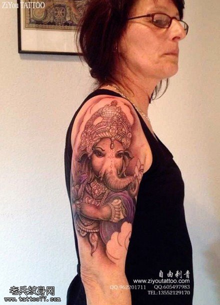 手臂彩色宗教象神纹身图案