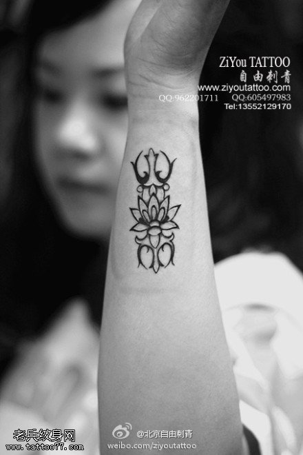 手腕小清新莲花纹身图案