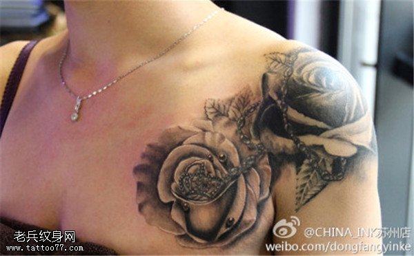 肩部玫瑰花纹身图案