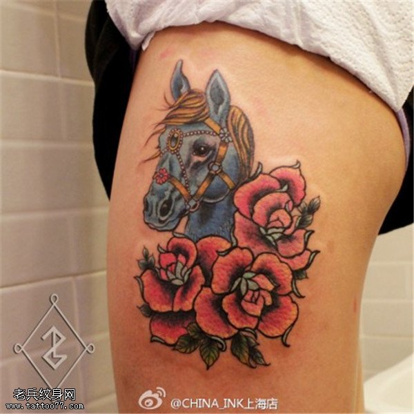 女性腿部彩色马玫瑰花纹身图案